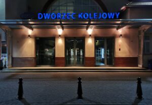 Read more about the article Idąc teraz na dworzec PKP lepiej wziąć ze sobą latarkę. Czytelniczka: Nie ma światła chyba od miesiąca