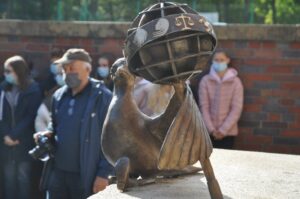 Read more about the article Od dziś kopernikański Marian wita wchodzących do „Kopernika”. Oby przyniósł Wam szczęście!