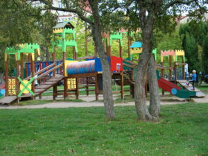 Read more about the article Na tych placach zabaw pojawią się nowe zabawki plenerowe. Tu możesz sprawdzić, czy twoje podwórko jest na liście