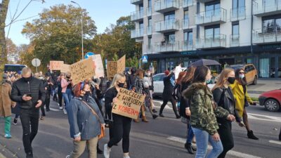 Około 2,5 tys. osób protestowało dziś w Kołobrzegu przeciwko orzeczeniu TK ws. aborcji (ZDJĘCIA, WIDEO)