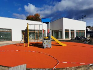 Read more about the article Przedszkole przy Radomskiej będzie gotowe do końca tego roku. Na działce ustawiono już część plenerowych zabawek (ZDJĘCIA)