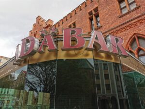 Read more about the article Kawiarnia Adabar od ponad trzech lat jest zamknięta. Co dalej z zabytkowymi piwnicami ratusza?