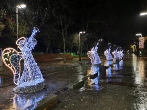 Read more about the article Miasto zaczyna już stroić się na święta. Anioły stanęły na promenadzie