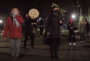 Read more about the article Happening pod rzeźbą Aliny Ślesińskiej „Macierzyństwo”. Protestujący nagrali pieśń „Twoja władza” Chóru Czarownic