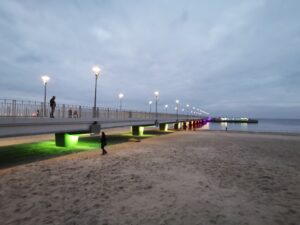 Read more about the article Dziś Światowy Dzień Tolerancji. Kołobrzeskie molo zostało podświetlone kolorami tęczy