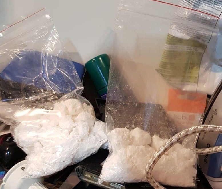 You are currently viewing 36-latek miał w domu blisko kilogram narkotyków. Teraz grozi mu do 10 lat więzienia