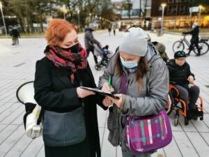 Read more about the article Przy molo zbierali podpisy ws. zmiany nazwy ul. Aleja Św. Jana Pawła II (ZDJĘCIA, WIDEO)