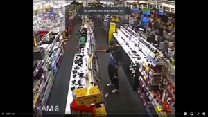 Read more about the article Policja poszukuje tego mężczyzny. Na monitoringu widać jak wybiega ze sklepu, z którego zginęła droga konsola (wideo)