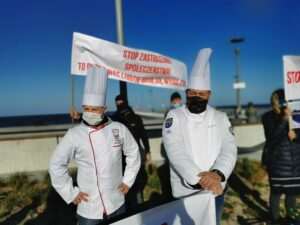 Read more about the article Czarna polewka dla rządzących. Dziś protestowała branża gastronomiczna (ZDJĘCIA, WIDEO)