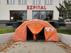 Read more about the article Dwa oddziały kołobrzeskiego szpitala pomagają tylko w ostrych przypadkach. Wykryto tu ognisko koronawirusa