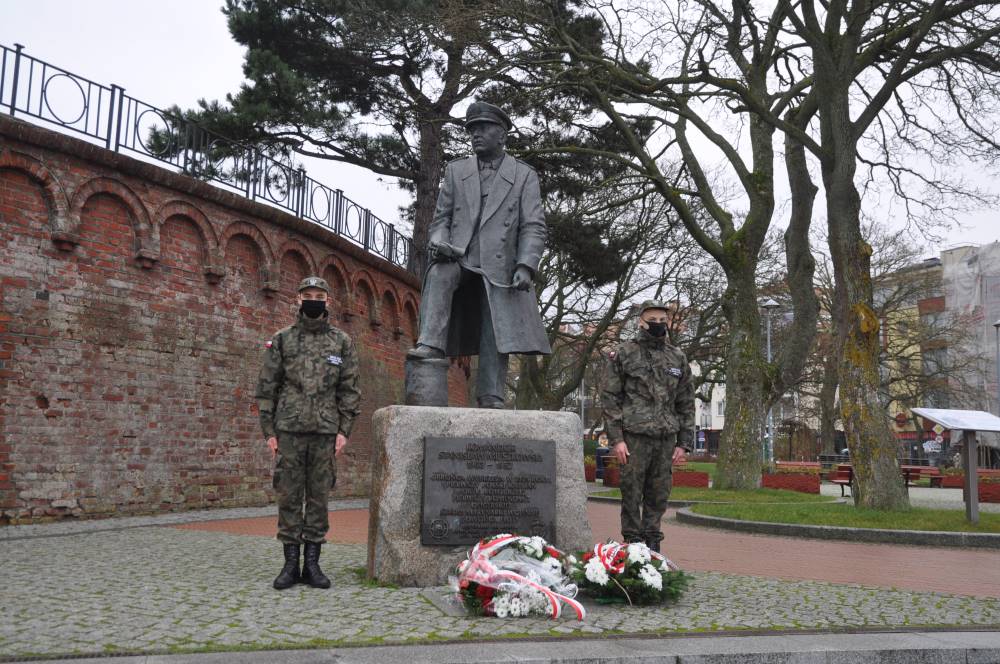 You are currently viewing Kołobrzeżanie uczcili 68. rocznicę śmierci pierwszego polskiego kapitana kołobrzeskiego portu kontradmirała Stanisława Mieszkowskiego