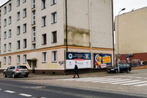 Read more about the article Ściągane banery odsłaniają brzydkie elewacje budynków. Urzędnicy przeprowadzili inwentaryzację reklam