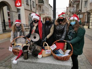 Read more about the article Bibliotekarze w roli św. Mikołajów rozdawali dziś książki. Ponad 200 takich prezentów trafiło do napotkanych przechodniów