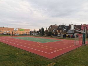 Read more about the article Boisko wielofunkcyjne na Radzikowie już prawie gotowe. Jeszcze tylko ogrodzenie i będzie można tu grać