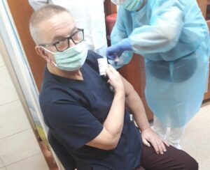 Read more about the article Lekarz Roman Ronkowski pierwszą osobą w Kołobrzegu, która została zaszczepiona przeciwko COVID-19