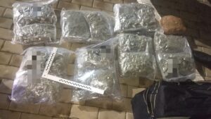 Read more about the article Zatrzymała go drogówka do kontroli. W bagażniku miał kilka kilogramów marihuany