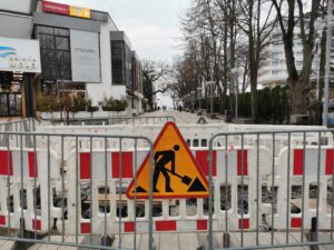 Read more about the article Koniec z nieuprawnionym wjazdem na deptak przed molo. Miasto montuje słupki blokujące