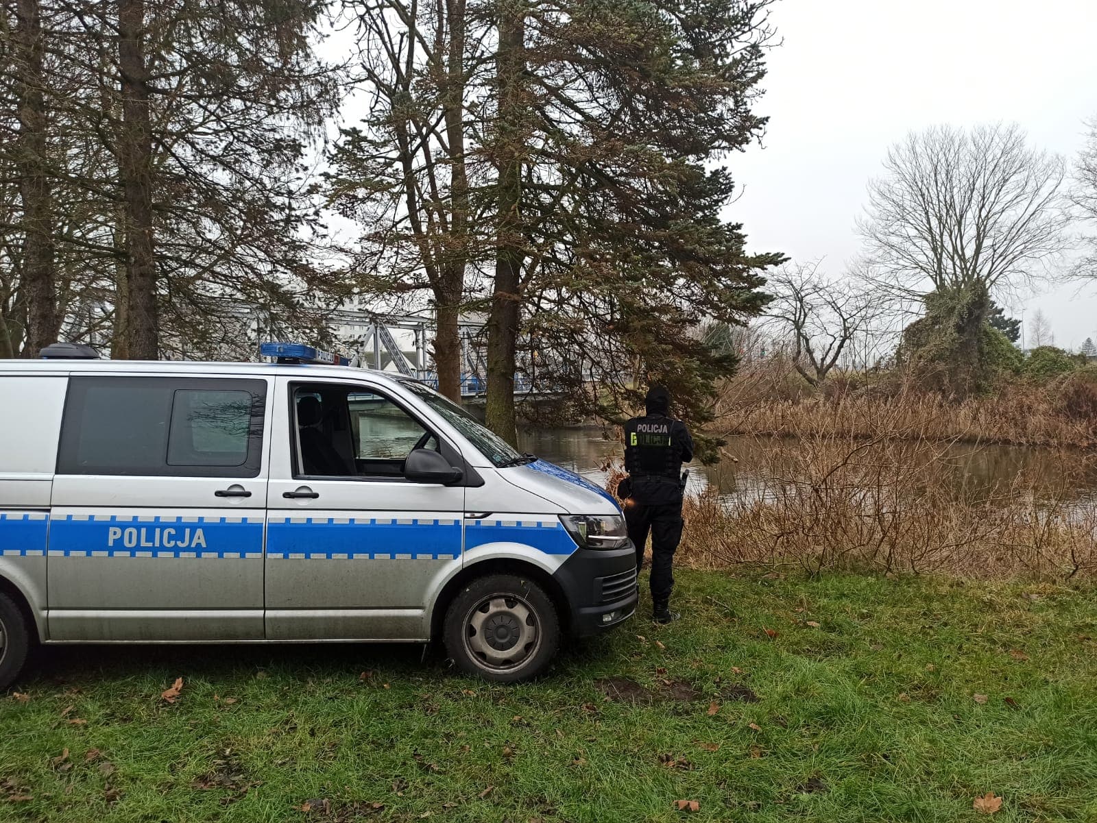 You are currently viewing Patrole policji nad rzeką mają zapobiegać kłusownictwu w okresie ochronnym troci