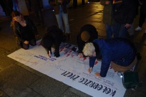 Read more about the article Wigilijna akcja Czarnego Kołobrzegu i Strajku Kobiet Kołobrzeg: Oby był to wasz ostatni rok rządów (ZDJĘCIA)