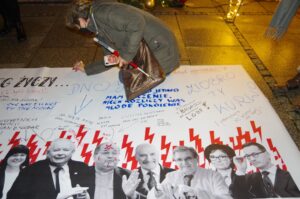 Read more about the article Wielka kartka z życzeniami dla rządzących od Strajku Kobiet Kołobrzeg sprzedana. Dochód z licytacji trafił na konto WOŚP