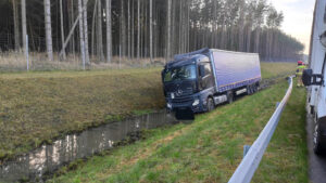 Read more about the article Ciężarówka zjechała z drogi i wylądowała w rowie. Policja bada przyczyny wypadku