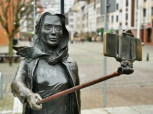 Read more about the article Turystka odzyskała już swój kijek do selfie