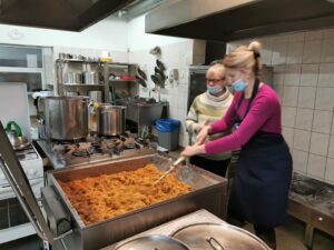 Read more about the article Wigilia dla Samotnych: W tym roku 430 paczek ze świątecznymi potrawami trafi prosto do domów kołobrzeżan