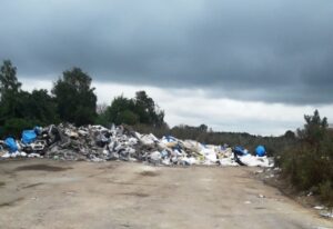 Read more about the article Wymyślił sobie biznes, że będzie odbierał śmieci i wyrzucał je na lotnisku. Sąd ukarał go grzywną. Ale to nie koniec sprawy