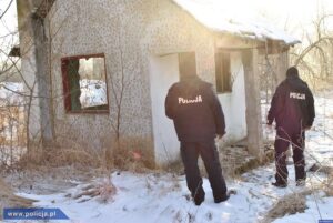 Read more about the article Mężczyzna uratowany przez policjantów przed wychłodzeniem, trafił prosto do… aresztu