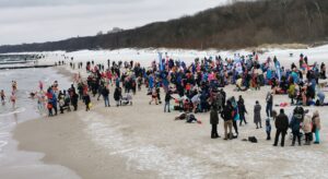 Read more about the article Wielka kąpiel morsów połączona z kwestą dla Orkiestry. Endorfiny dosłownie fruwały w powietrzu! (WIDEO)