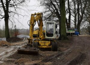 Read more about the article Trwa wymiana nawierzchni alejek w zabytkowym parku im. J.H. Dąbrowskiego (ZDJĘCIA)