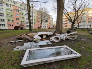 Read more about the article Niektórzy chyba nigdy się nie nauczą. Fotopułapki przy śmietnikach nie działają?