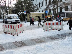 Read more about the article Płyty na deptaku uszkodzone. Naprawi je Zieleń Miejska, jak tylko pozwolą na to warunki atmosferyczne