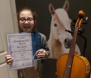 Read more about the article 8-letnia wiolonczelistka z Kołobrzegu zdobyła Złotą Nagrodę w międzynarodowym konkursie music@e-Contest. Brawo!