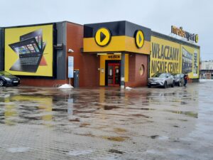 Read more about the article Parkometr przed popularnymi marketami. Klienci tych sklepów mogą jednak parkować za darmo