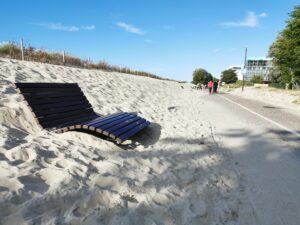 Read more about the article Miasto wynajmie firmę do usuwania piachu z nadmorskich alejek. Syzyfowe prace? Być może, ale konieczne