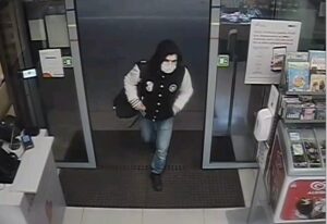 Read more about the article Policja szuka tego mężczyzny. Przywłaszczył telefon i kartę płatniczą