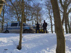 Read more about the article Policjanci i ratownicy WOPR patrolują akweny i przestrzegają: wchodzenie na zamarzniętą taflę wody zawsze jest ryzykowne