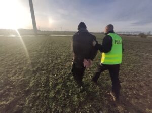 Read more about the article Pijany motorowerzysta uciekał przed policją przez pola. Był bez szans