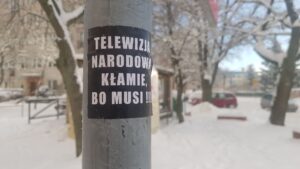 Read more about the article Wlepki, plakaty, odręcznie pisane hasła. Protestujący po orzeczeniu TK ws. aborcji nie pozwalają zapomnieć (ZDJĘCIA)