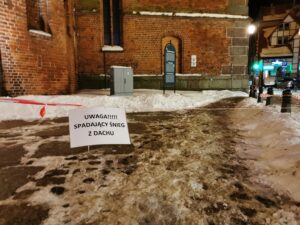 Read more about the article Katedra ogrodzona taśmami, bo z dachu spada nagromadzony tam śnieg. Ale i tak uważajcie!