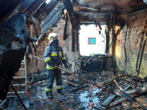 Read more about the article Pomoc dla rodziny z Podczela. Dziś w nocy w pożarze stracili dach nad głową (zbiórka)