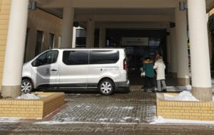 Read more about the article Jesteś seniorem i masz kłopot z dotarciem do punktu szczepień? Zadzwoń! (+lista punktów szczepień)