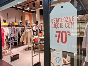 Read more about the article Niektóre ceny lecą na łeb na szyję. Do których sklepów w Kołobrzegu warto więc zajrzeć, by zrobić zakupy ze sporą zniżką?