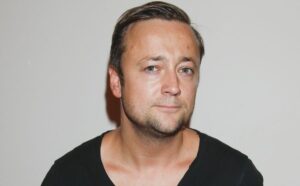 Read more about the article Zbiórka na „Paczkę dla dzieciaczka”. Pięć osób, które ją wesprą, weźmie udział w nagraniu koncertu Czesława Mozila w kołobrzeskiej Centrali