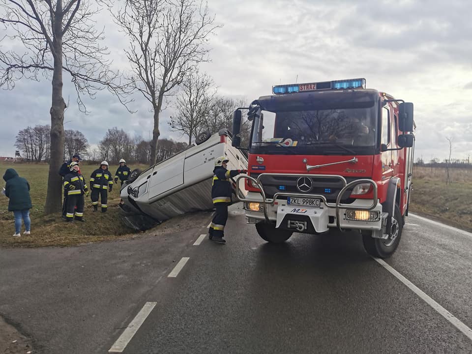 You are currently viewing Bus dachował na drodze krajowej nr 11 po tym jak przed maskę auta wyskoczyła sarna