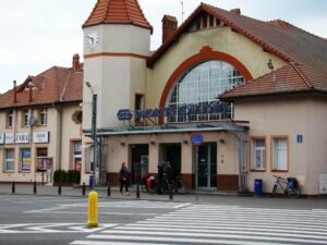 Read more about the article Będzie jeden dworzec kolejowo-autobusowy? Wracamy do tematu sprzedaży budynku dworca PKS przy ul. Kolejowej