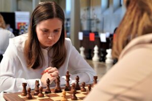 Read more about the article Wielki sukces Julii Antolak! Została srebrną medalistką Akademickich Mistrzostw Świata w szachach szybkich online