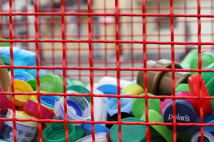 Read more about the article Nie będzie nakrętkomatu na osiedlu Ogrody. Kosze do zbiórki plastikowych nakrętek pojawią się gdzie indziej