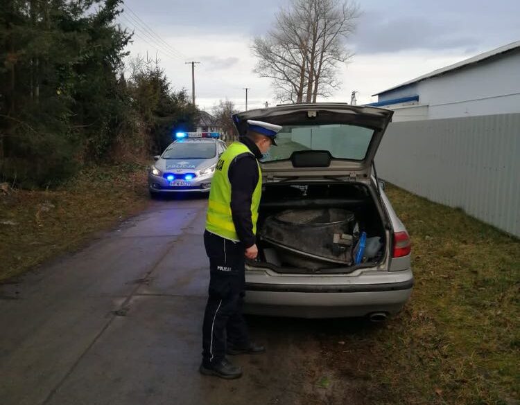 You are currently viewing Policjant po służbie zatrzymał parę złodziei. Zanim pojawiło się wsparcie funkcjonariusz obezwładnił nerwowego 32-latka